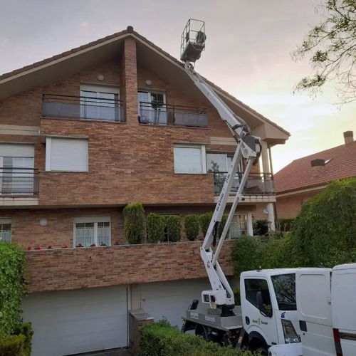 Grúa para instalación de panel solar en vivienda