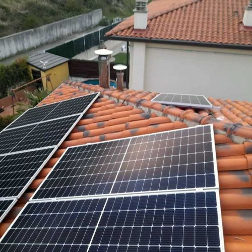Panel solar instalado en tejado de vivienda